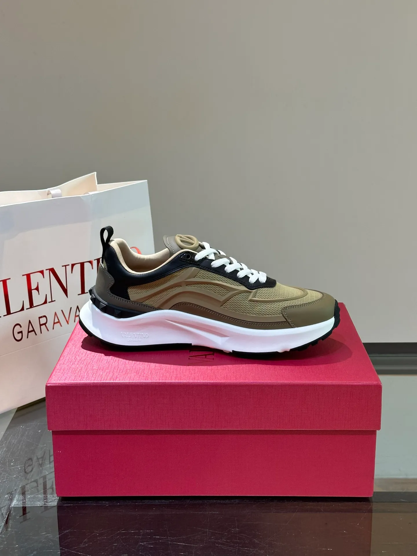 P500¥ Valentino/Valentino GaravaniTotaloopV logo new sports shoes, with leather details, silk screen printing on the tongue, combined with outsole, really easy to wear and very comfortable ~ Comes with 5 cm height increase✔️A must-have pair for fashionable men and beautiful women in summer! Size: 38-46